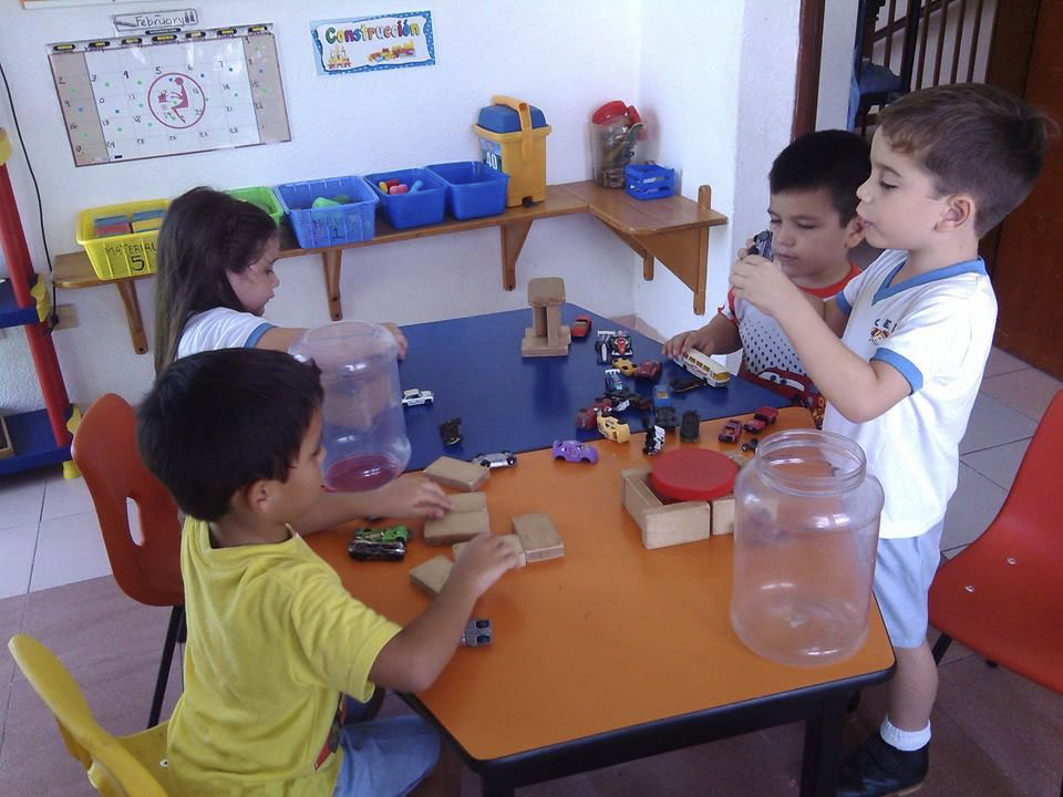 aprende-jugando-cei-caritas-felices